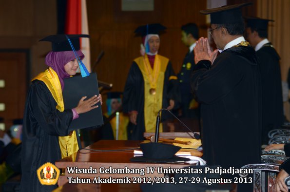 wisuda-unpad-gel-iv-ta-2012_2013-fakultas-ilmu-keperawatan-oleh-rektor-009