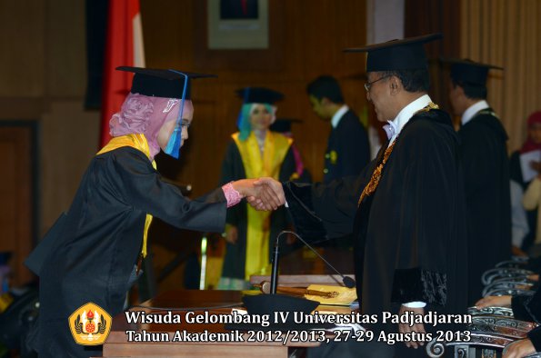 wisuda-unpad-gel-iv-ta-2012_2013-fakultas-ilmu-keperawatan-oleh-rektor-012