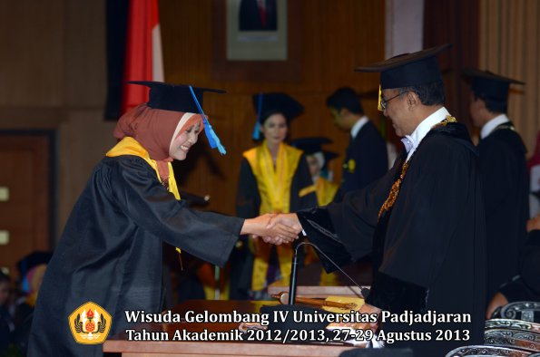 wisuda-unpad-gel-iv-ta-2012_2013-fakultas-ilmu-keperawatan-oleh-rektor-049