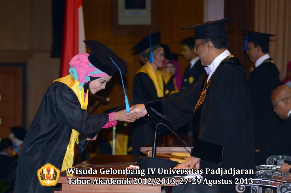 wisuda-unpad-gel-iv-ta-2012_2013-fakultas-ilmu-keperawatan-oleh-rektor-055