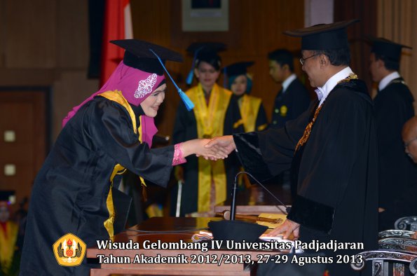 wisuda-unpad-gel-iv-ta-2012_2013-fakultas-ilmu-keperawatan-oleh-rektor-058