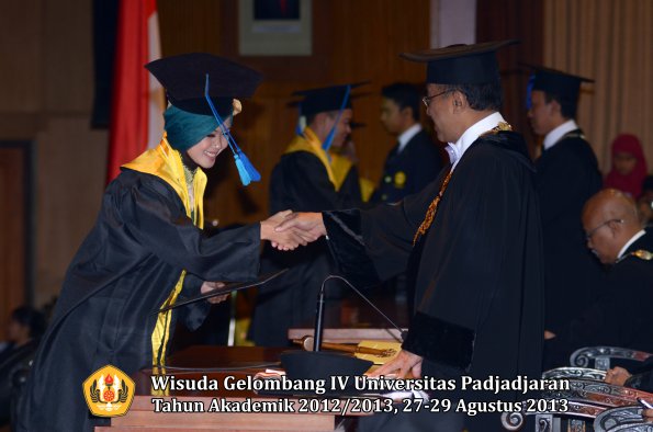 wisuda-unpad-gel-iv-ta-2012_2013-fakultas-ilmu-keperawatan-oleh-rektor-060
