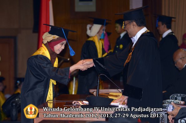 wisuda-unpad-gel-iv-ta-2012_2013-fakultas-ilmu-keperawatan-oleh-rektor-070