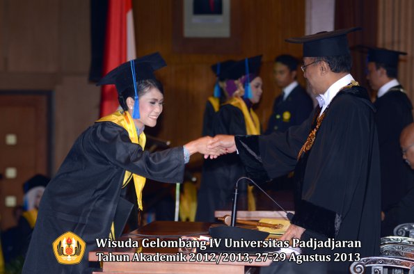 wisuda-unpad-gel-iv-ta-2012_2013-fakultas-ilmu-keperawatan-oleh-rektor-086