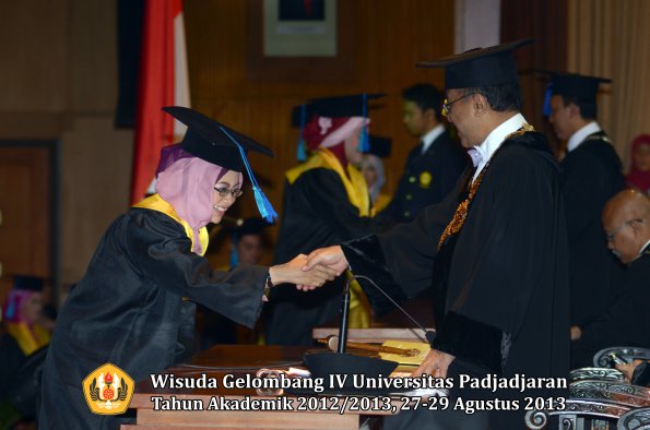 wisuda-unpad-gel-iv-ta-2012_2013-fakultas-ilmu-keperawatan-oleh-rektor-090