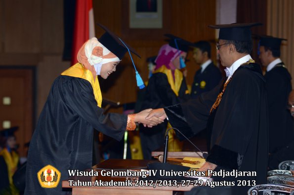 wisuda-unpad-gel-iv-ta-2012_2013-fakultas-ilmu-keperawatan-oleh-rektor-097