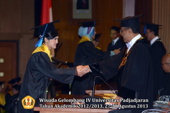 wisuda-unpad-gel-iv-ta-2012_2013-fakultas-ilmu-keperawatan-oleh-rektor-103