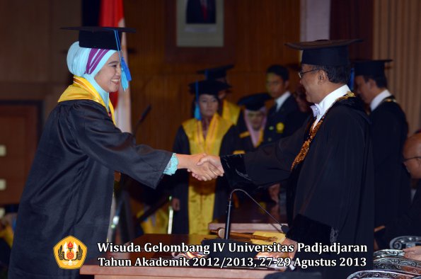 wisuda-unpad-gel-iv-ta-2012_2013-fakultas-ilmu-keperawatan-oleh-rektor-104