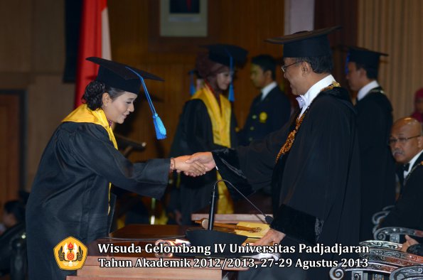 wisuda-unpad-gel-iv-ta-2012_2013-fakultas-ilmu-keperawatan-oleh-rektor-105