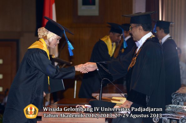 wisuda-unpad-gel-iv-ta-2012_2013-fakultas-ilmu-keperawatan-oleh-rektor-112