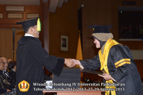 wisuda-unpad-gel-iv-ta-2012_2013-fakultas-ilmu-komunikasi-oleh-dekan-001