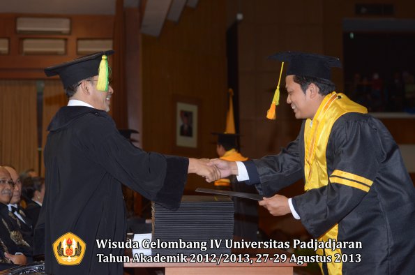 wisuda-unpad-gel-iv-ta-2012_2013-fakultas-ilmu-komunikasi-oleh-dekan-003