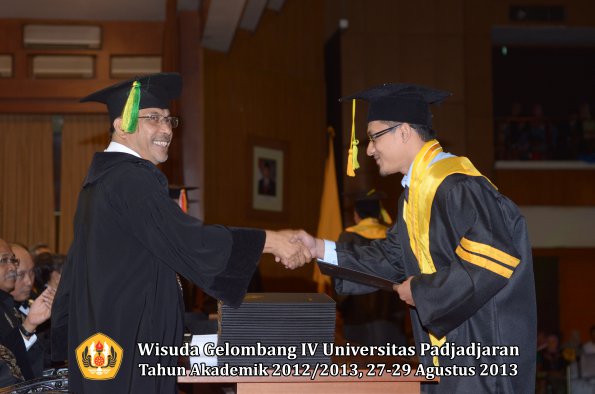 wisuda-unpad-gel-iv-ta-2012_2013-fakultas-ilmu-komunikasi-oleh-dekan-011