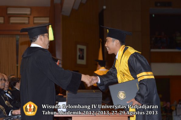 wisuda-unpad-gel-iv-ta-2012_2013-fakultas-ilmu-komunikasi-oleh-dekan-012