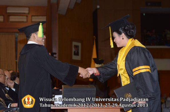 wisuda-unpad-gel-iv-ta-2012_2013-fakultas-ilmu-komunikasi-oleh-dekan-015