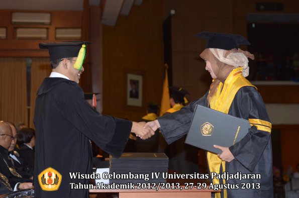 wisuda-unpad-gel-iv-ta-2012_2013-fakultas-ilmu-komunikasi-oleh-dekan-018