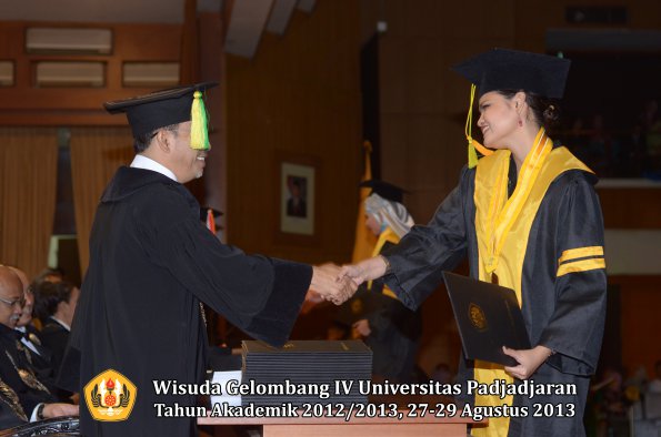 wisuda-unpad-gel-iv-ta-2012_2013-fakultas-ilmu-komunikasi-oleh-dekan-020