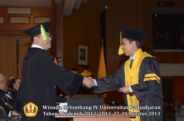 wisuda-unpad-gel-iv-ta-2012_2013-fakultas-ilmu-komunikasi-oleh-dekan-021