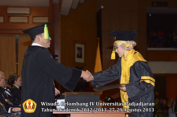 wisuda-unpad-gel-iv-ta-2012_2013-fakultas-ilmu-komunikasi-oleh-dekan-022