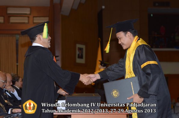 wisuda-unpad-gel-iv-ta-2012_2013-fakultas-ilmu-komunikasi-oleh-dekan-023