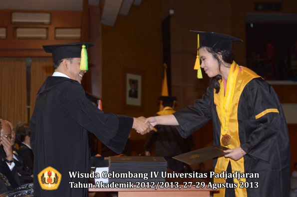 wisuda-unpad-gel-iv-ta-2012_2013-fakultas-ilmu-komunikasi-oleh-dekan-024