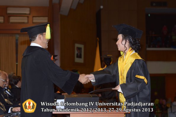 wisuda-unpad-gel-iv-ta-2012_2013-fakultas-ilmu-komunikasi-oleh-dekan-027