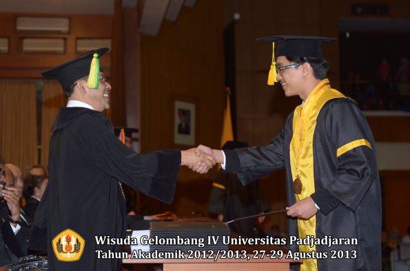 wisuda-unpad-gel-iv-ta-2012_2013-fakultas-ilmu-komunikasi-oleh-dekan-030