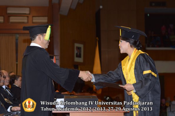 wisuda-unpad-gel-iv-ta-2012_2013-fakultas-ilmu-komunikasi-oleh-dekan-031