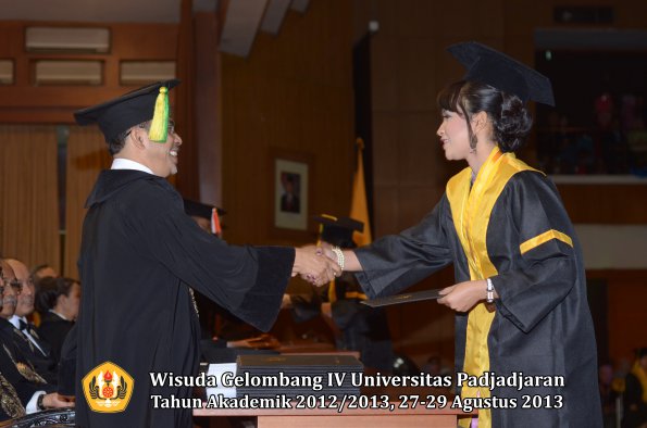 wisuda-unpad-gel-iv-ta-2012_2013-fakultas-ilmu-komunikasi-oleh-dekan-032