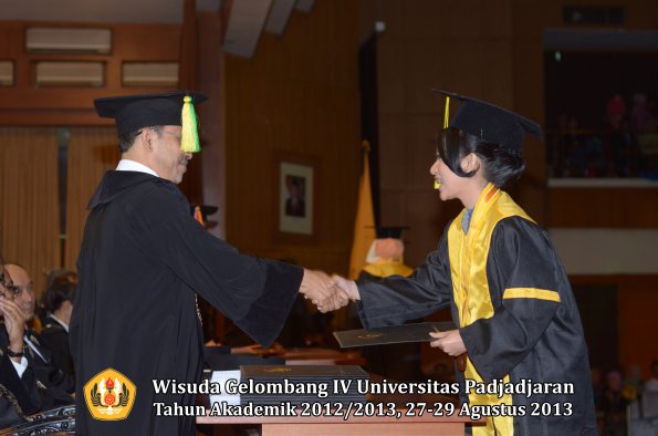 wisuda-unpad-gel-iv-ta-2012_2013-fakultas-ilmu-komunikasi-oleh-dekan-034