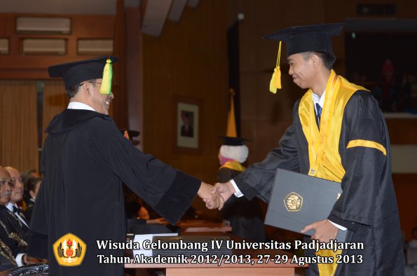 wisuda-unpad-gel-iv-ta-2012_2013-fakultas-ilmu-komunikasi-oleh-dekan-038