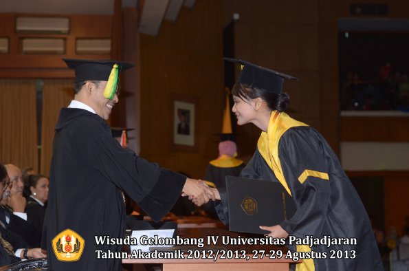 wisuda-unpad-gel-iv-ta-2012_2013-fakultas-ilmu-komunikasi-oleh-dekan-050