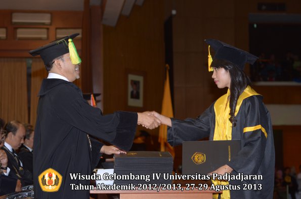 wisuda-unpad-gel-iv-ta-2012_2013-fakultas-ilmu-komunikasi-oleh-dekan-061