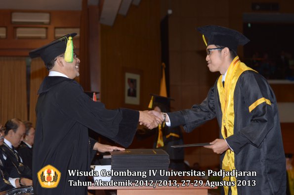 wisuda-unpad-gel-iv-ta-2012_2013-fakultas-ilmu-komunikasi-oleh-dekan-062