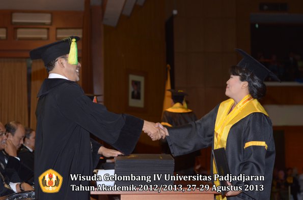 wisuda-unpad-gel-iv-ta-2012_2013-fakultas-ilmu-komunikasi-oleh-dekan-063