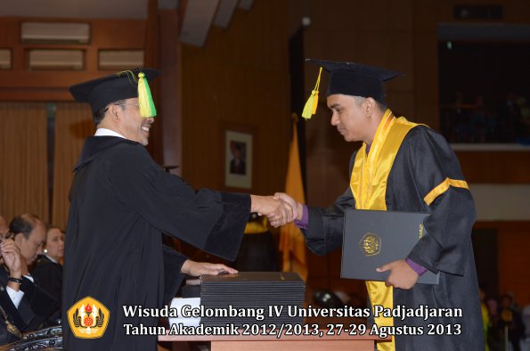 wisuda-unpad-gel-iv-ta-2012_2013-fakultas-ilmu-komunikasi-oleh-dekan-064