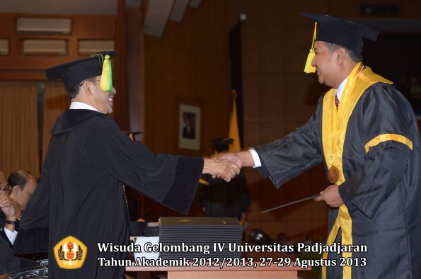 wisuda-unpad-gel-iv-ta-2012_2013-fakultas-ilmu-komunikasi-oleh-dekan-065