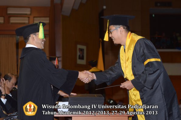 wisuda-unpad-gel-iv-ta-2012_2013-fakultas-ilmu-komunikasi-oleh-dekan-066