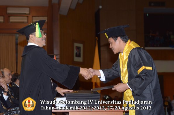 wisuda-unpad-gel-iv-ta-2012_2013-fakultas-ilmu-komunikasi-oleh-dekan-067