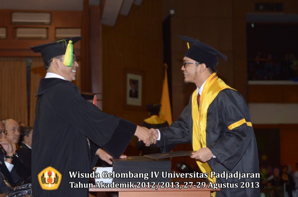 wisuda-unpad-gel-iv-ta-2012_2013-fakultas-ilmu-komunikasi-oleh-dekan-068