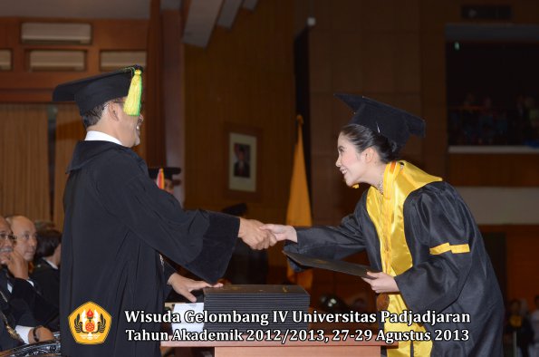 wisuda-unpad-gel-iv-ta-2012_2013-fakultas-ilmu-komunikasi-oleh-dekan-069