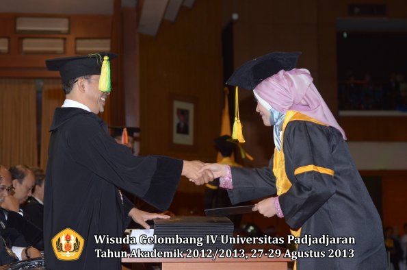 wisuda-unpad-gel-iv-ta-2012_2013-fakultas-ilmu-komunikasi-oleh-dekan-070