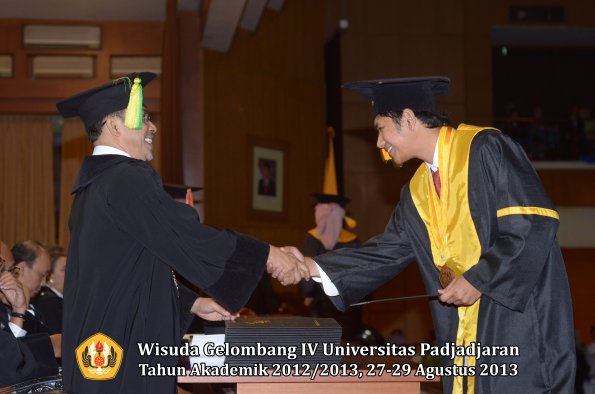 wisuda-unpad-gel-iv-ta-2012_2013-fakultas-ilmu-komunikasi-oleh-dekan-071