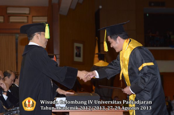 wisuda-unpad-gel-iv-ta-2012_2013-fakultas-ilmu-komunikasi-oleh-dekan-072