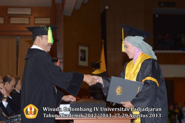 wisuda-unpad-gel-iv-ta-2012_2013-fakultas-ilmu-komunikasi-oleh-dekan-073