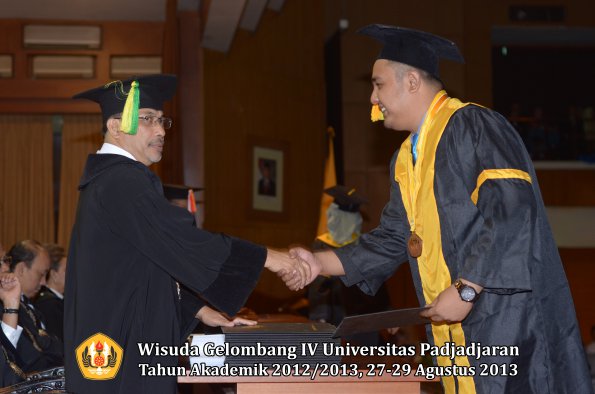 wisuda-unpad-gel-iv-ta-2012_2013-fakultas-ilmu-komunikasi-oleh-dekan-074