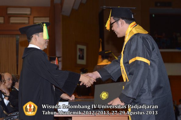 wisuda-unpad-gel-iv-ta-2012_2013-fakultas-ilmu-komunikasi-oleh-dekan-075