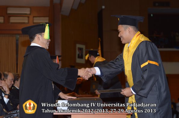 wisuda-unpad-gel-iv-ta-2012_2013-fakultas-ilmu-komunikasi-oleh-dekan-076