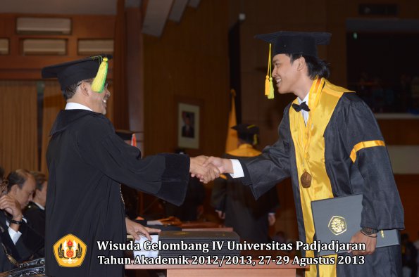 wisuda-unpad-gel-iv-ta-2012_2013-fakultas-ilmu-komunikasi-oleh-dekan-077