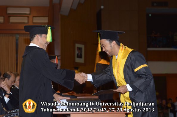 wisuda-unpad-gel-iv-ta-2012_2013-fakultas-ilmu-komunikasi-oleh-dekan-078